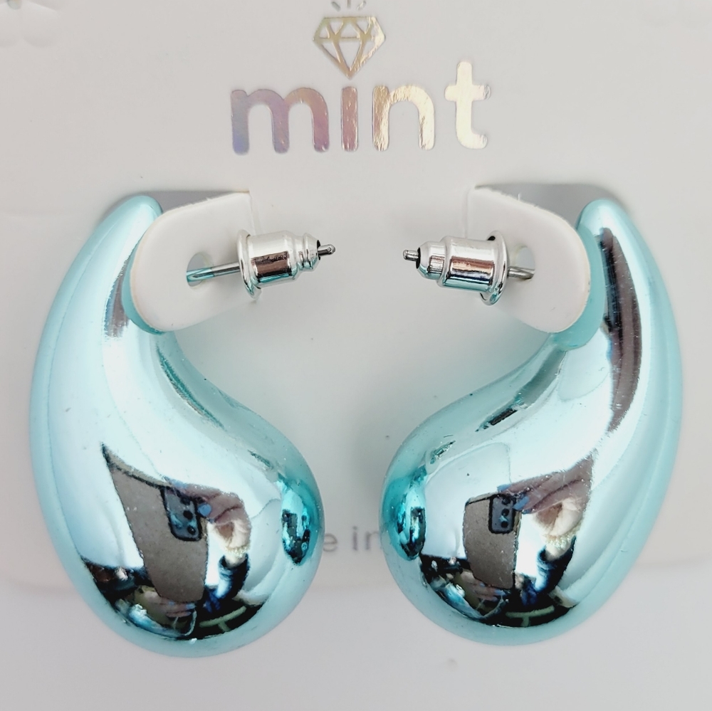 NEW-💠-Aqua Metallic Post Earrings-"bottega veneta Style" - Picture 1 of 4